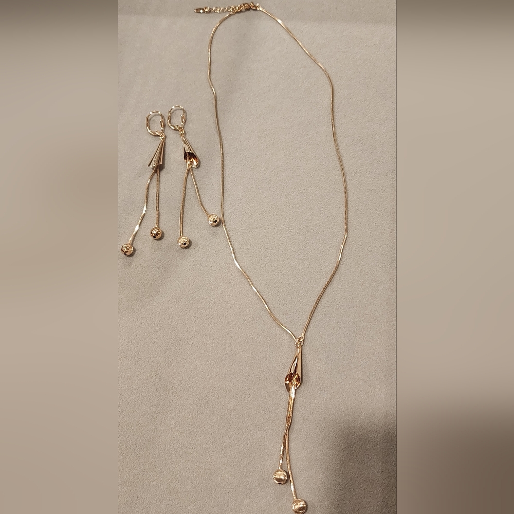 Elegant Gold Necklace and Earring Set